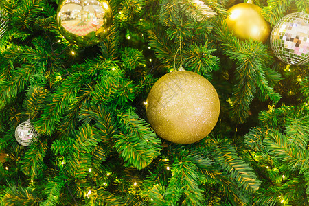 圣诞树闪亮装饰背景图片