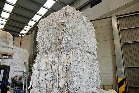大量的平坦报纸用于回收利的堆叠纸包图片