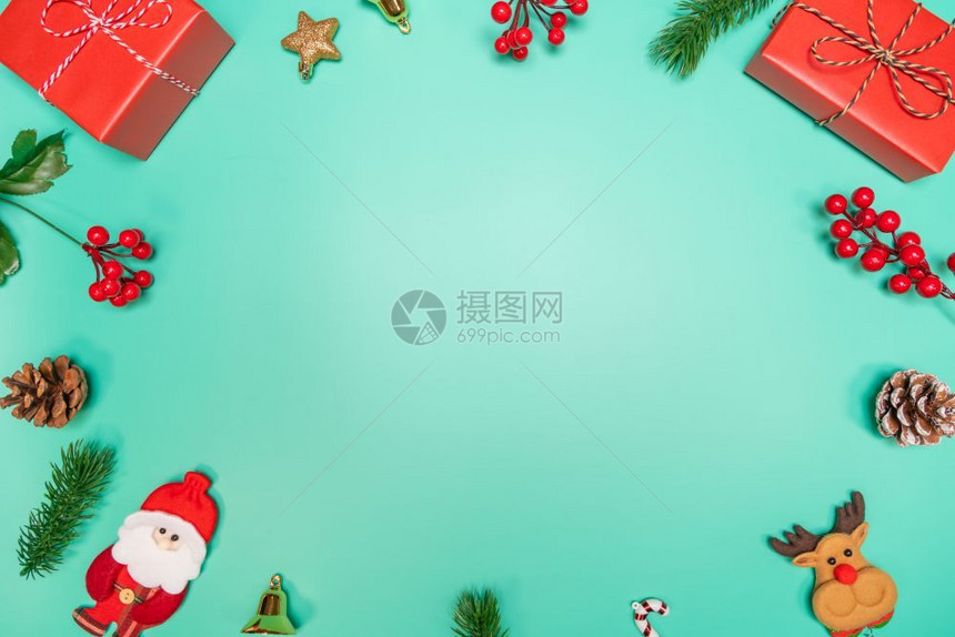 装饰品圣诞老人和驯鹿的顶端观景带有绿色背的红礼品盒物白的庆典图片