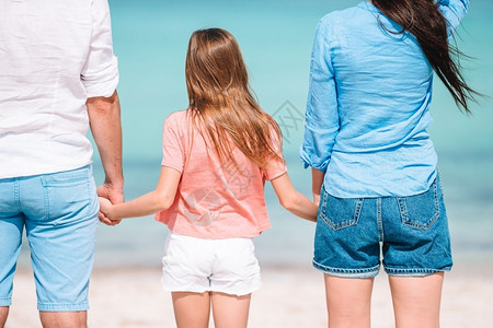 加勒比海白色的女暑假海滩上的幸福家庭暑假海滩上的快乐家庭图片