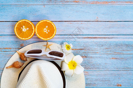框架配件美丽的暑假海滩附件太阳墨镜帽子和橙色的木头背景躺着图片