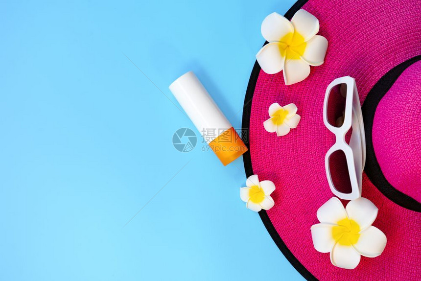 美丽的暑假海滩附件太阳镜帽子和遮晒霜蓝底的最佳木制框架图片