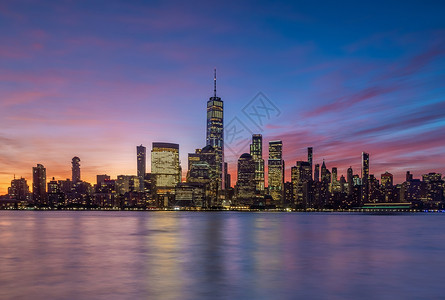 暮纽约市中心日落时的天际美国丽的城市风景著名河图片