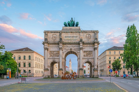 利奥波德纪念碑建筑学德国慕尼黑2018年月日德国慕尼黑西格斯托克胜利门中央交通背景