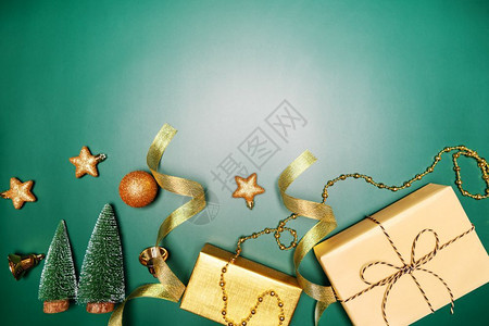 盒子白色的圣诞礼物箱和绿色背景装饰品的顶端视图以绿色背景为框架图片