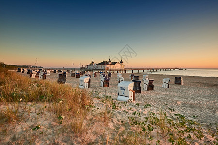 斯特兰科尔布清晨在黄海沙滩和日出时的码头背景