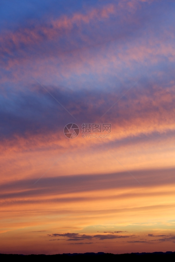 多云的当太阳消失在地平线下时美丽的戏剧天空图片景观充满活力图片