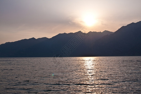 水清除意大利高山湖泊LagodiGarda假期图片