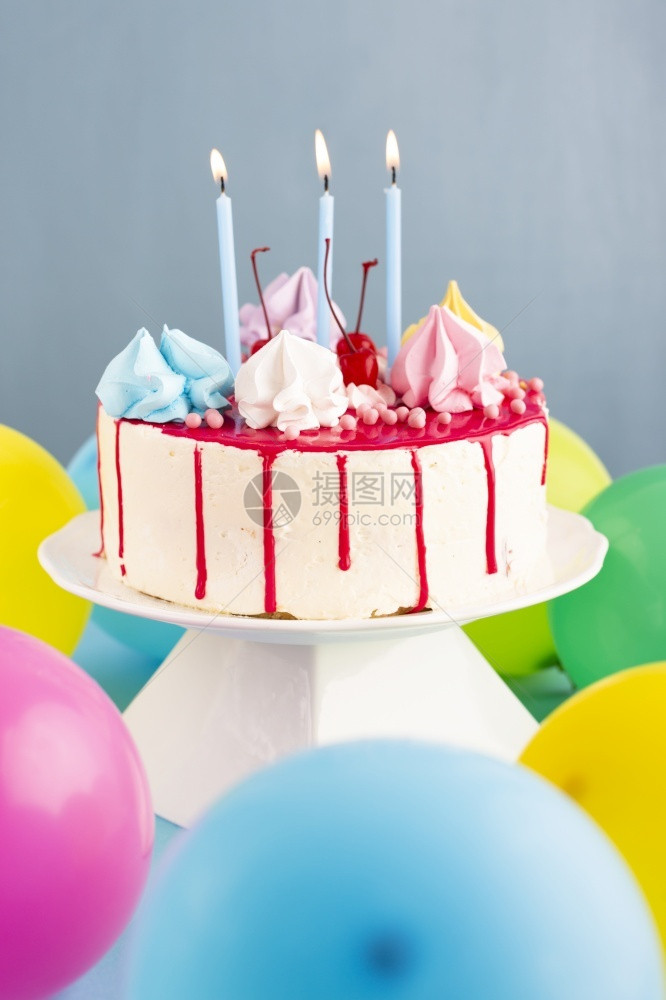 带有蜡烛气球的蛋糕人类周年纪念日食物图片