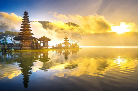 印度尼西亚巴厘岛的普拉乌伦达努布坦寺旅游亚洲人热带图片