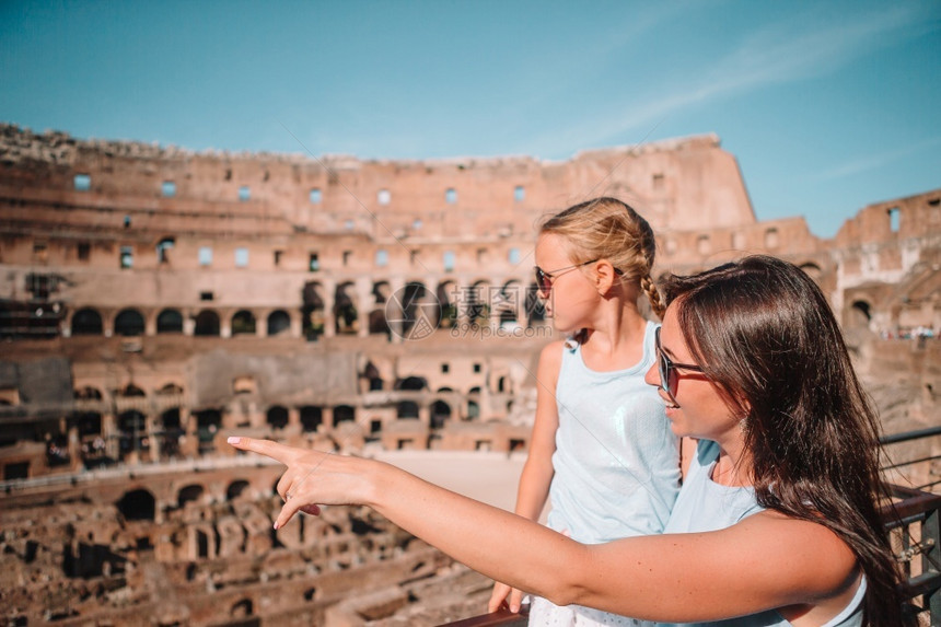 搜索季节在罗马的Colizeum家庭里意大利母亲和小快乐女孩在欧洲著名的地方母亲和小快乐女孩在欧洲著名的地方欧洲著名的地方标图片