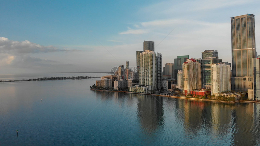 天空建筑学迈阿密2018年3月1日BrickellKey和迈阿密市中心航拍v迈阿密和市中心鸟瞰图这座城市每年吸引20万游客奢华图片
