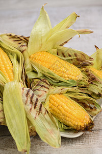 烤熟的鸡壳里鳕鱼上多汁的玉米食物煮熟外壳图片