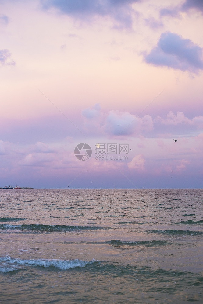 保加利亚内瑟巴的海边日落紫色天空在保加利亚内瑟巴的海边日落宠物地平线海滩图片