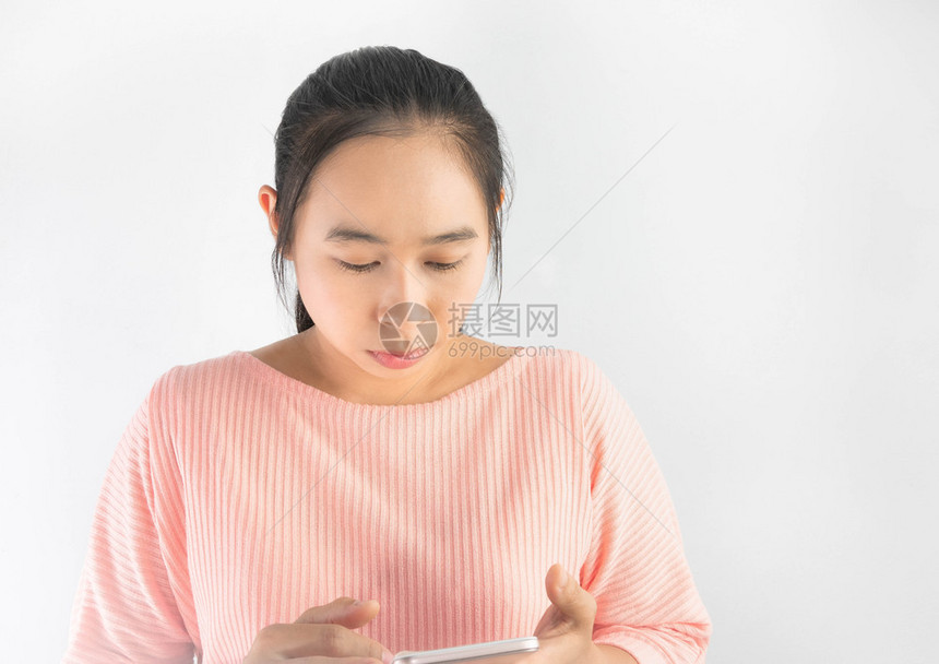 社会的随意积极年轻亚洲女使用手机的肖像白种背景孤立无援图片