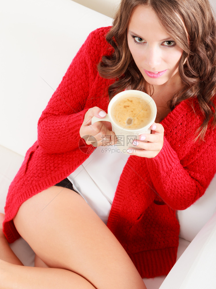 室内的模型家有魅力秋天女孩红色毛衣带着白色杯子和咖啡热饮坐在沙发上着女人在最放松的视野下暖身图片