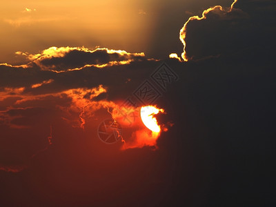 太阳平静的黎明日落出云层光线和其他大气效应图片
