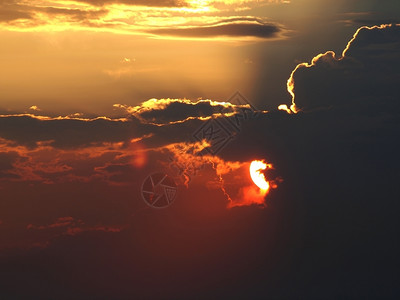 红色的自然力量日落出云层光线和其他大气效应图片
