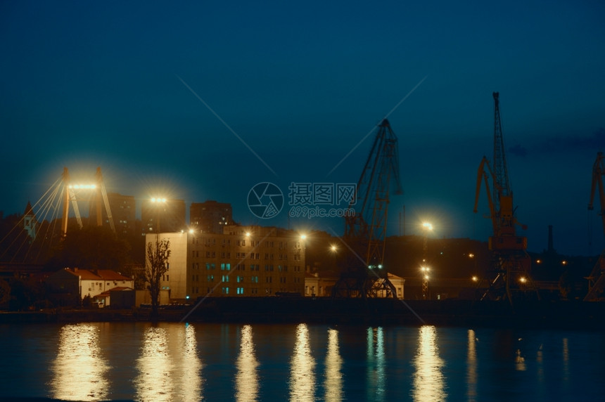 夜间敖德萨海港口起重车反射航运水图片