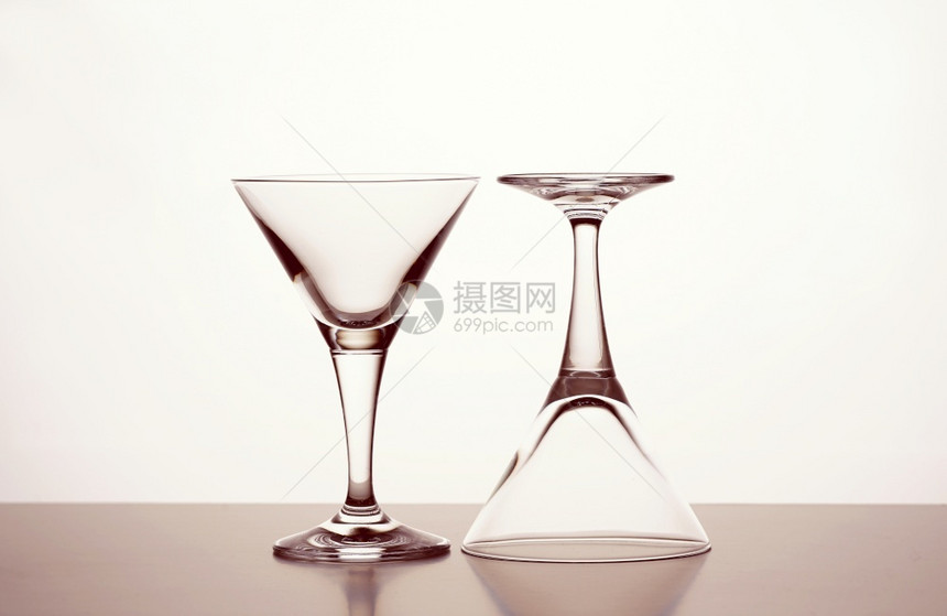 白色背景上的两个空鸡尾酒杯祝贺长笛味图片