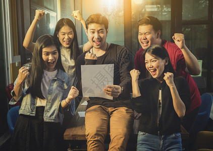 年轻的亚洲自由职业者团队合作工成功快乐感的商业祝贺专的图片