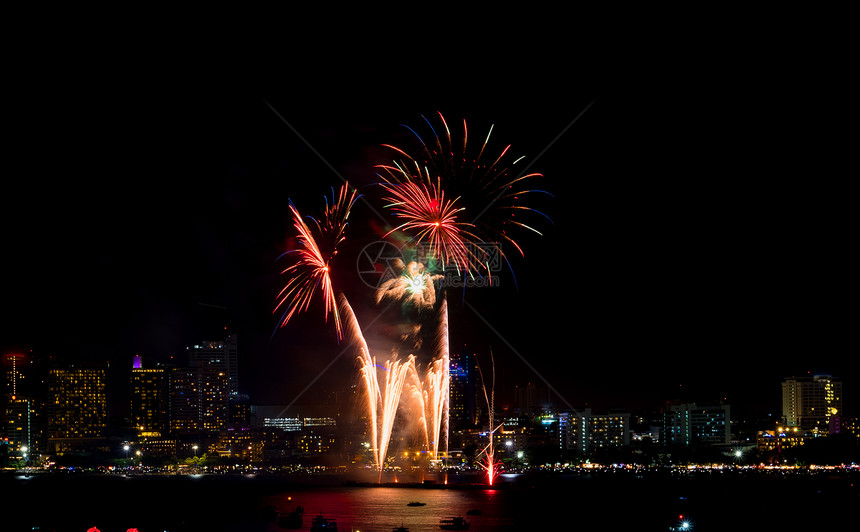 摩天大楼周年纪念日超过新的烟花在夜场节庆中横越城市风景欢庆快乐图片
