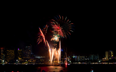 摩天大楼周年纪念日超过新的烟花在夜场节庆中横越城市风景欢庆快乐图片