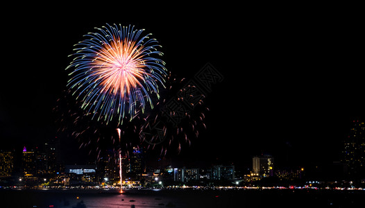 庆祝新年的烟花在夜场节庆中横越城市风景欢庆快乐的新图片