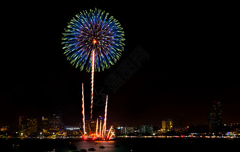 建筑学庆典地标新年的烟花在夜场节庆中横越城市风景欢庆快乐图片