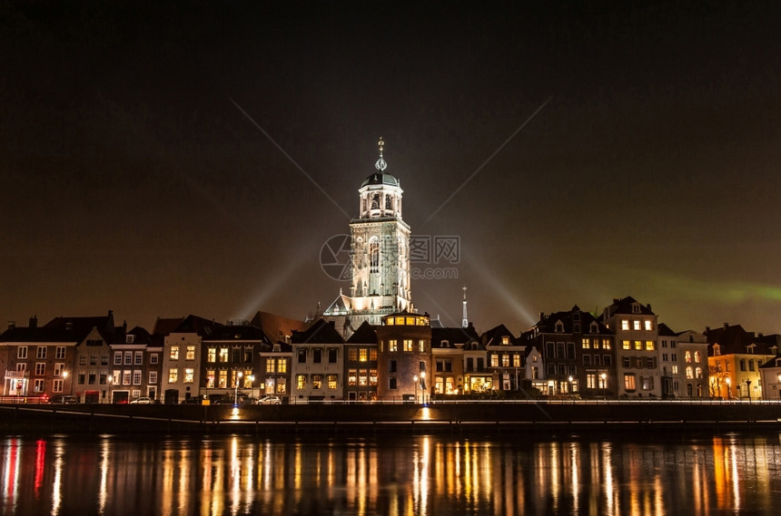 Deventer在夜景从Ijssel的另一边与Lebuinuschurch老的风景优美灯图片