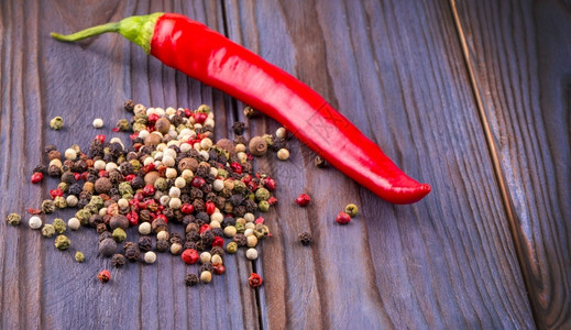 香料木质背景上的红辣椒和圆形多色红和圆形多色食物颜图片