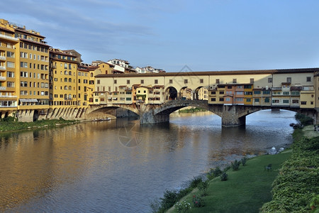 意大利佛罗伦萨庞特韦奇奥旧桥是一座中世纪的石头桥位于阿诺德河上因为沿此仍然有商店正如从前普通屠夫最初占领商店时一样现房客是珠宝商背景