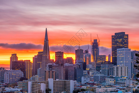黄昏时美旧金山市中心商业的美丽景色金融的摩天大楼城市图片