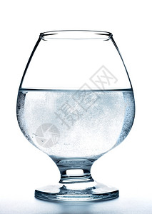 白色背景上隔离的矿物水晶玻璃照片流动的液体图片