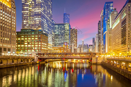 场景芝加哥市中心与河夜里中西部摩天大楼图片