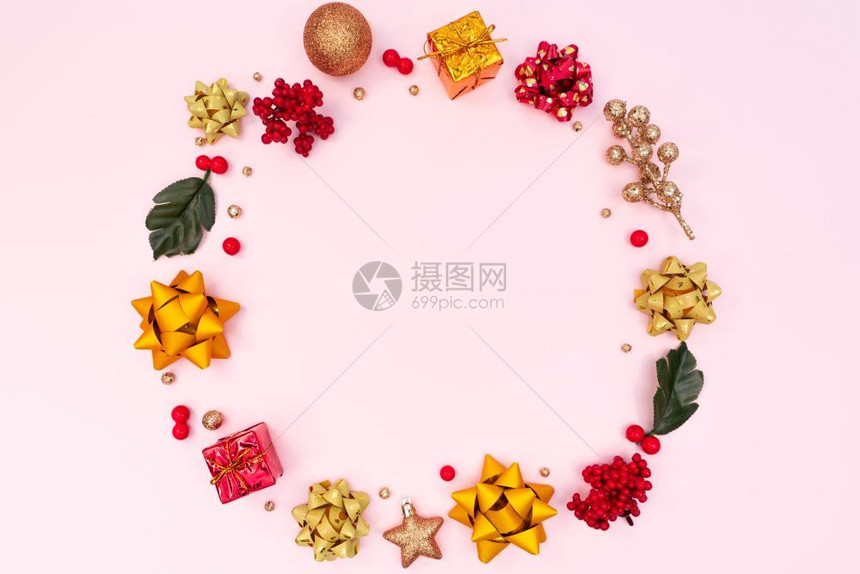 粉红背景的圣诞花圈节装饰平板顶景复制空间快乐的桌子最小图片