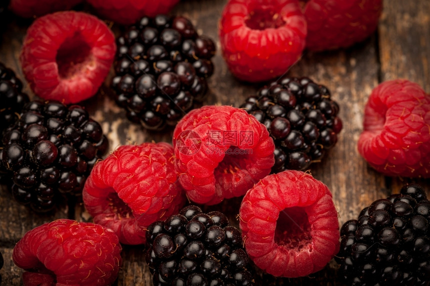 可口木制桌子上的浆果照片营养黑莓图片