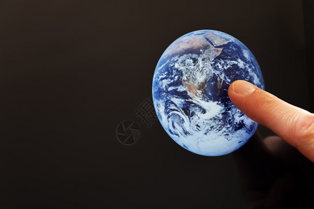美航空天局在平板电脑屏幕上指着地球的手用Nasa的公共域图象创建在职的业背景图片