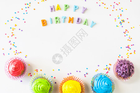 甜的带彩色松饼白背景的生日快乐文字食物天图片