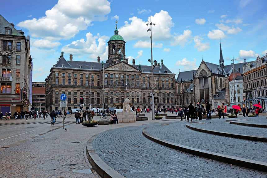 历史风景优美荷兰阿姆斯特丹市风景与大坝广场由荷兰阿姆斯特丹古老的图片
