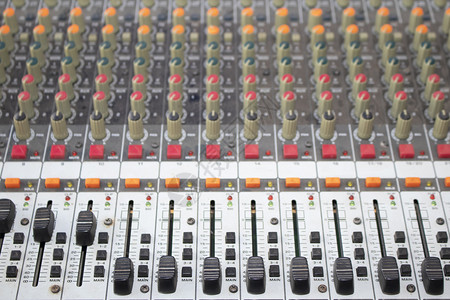 混合器控制音频面板选择焦点节目主持人声学图片