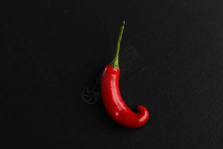 绿色黑石背景上的红辣椒食物高清图片
