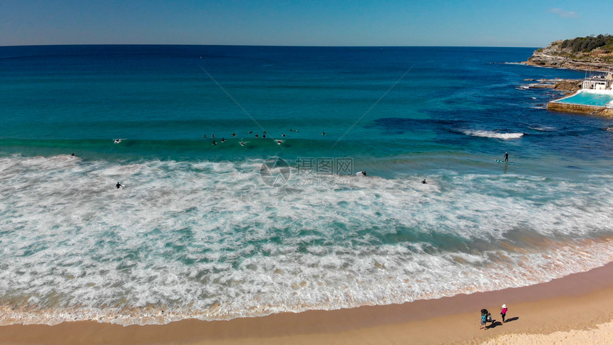 旅游澳大利亚悉尼博迪海滩岸线的空中景象有冲浪和波澳大利亚悉尼天线建立图片