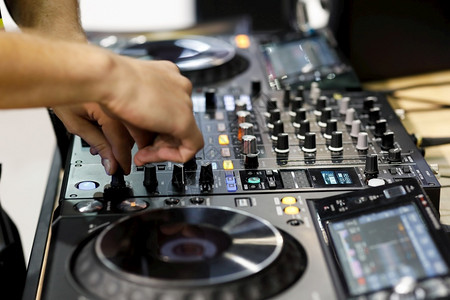 播放器DJ专业DJ音响控制器上的混合音轨俱乐部声图片