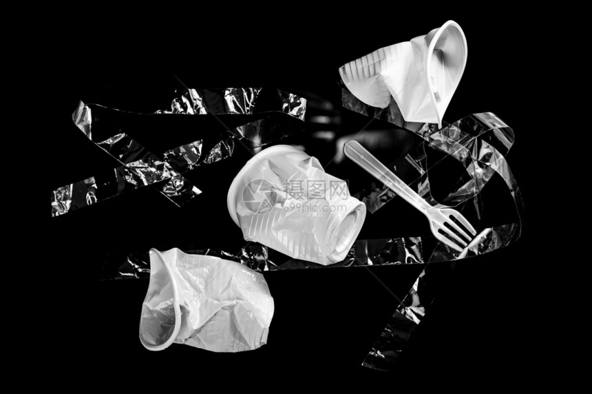 各种一次皱巴的塑料垃圾在黑色背景上分离回收塑料和生态的概念塑料废物回收和生态的概念倾倒一种白色的图片