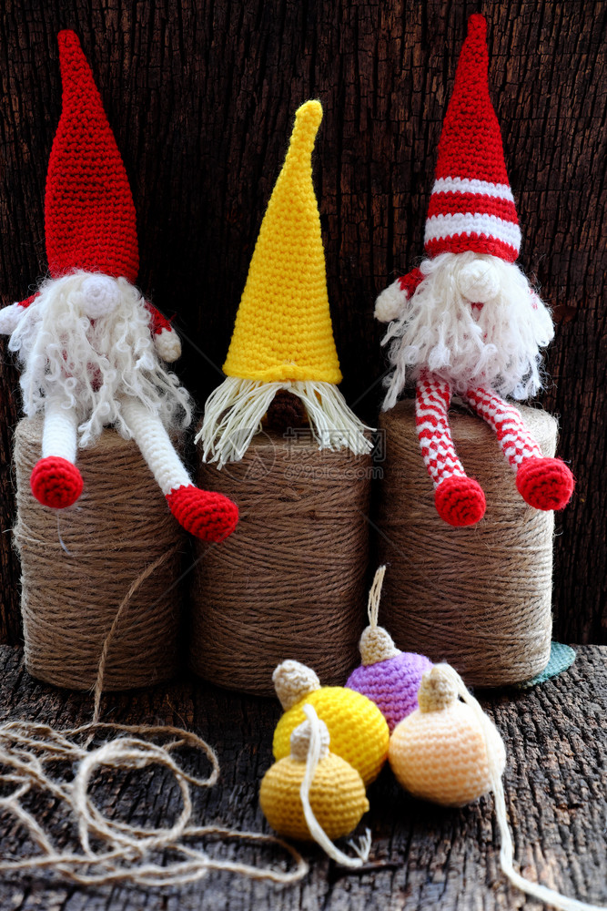 展示庆典装饰风格祝冬季节红和黄色圣诞吉诺梅装饰品用长帽子白胡和仙光来盛装的手工制作玩具概念庆祝活动对装饰节季十分可爱图片