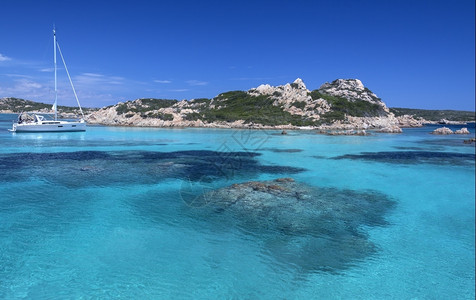 马达京岛主要的马达莱娜游艇Maddalena群岛是法国科尔西卡与意大利萨尔丁亚东北部之间博尼法西奥海峡上的一组岛屿由七个主要岛屿和许多其背景
