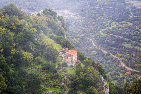 旅游宗教的结石山中老修道院阿卡迪亚希腊山中的老修道院阿卡迪亚希腊图片