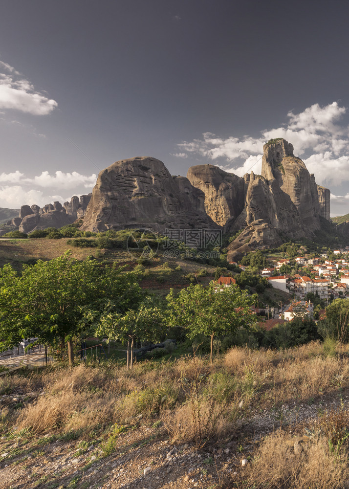 景观著名的在阳光明媚夏日希腊迈泰奥拉山脚下的卡兰巴镇全景户外图片