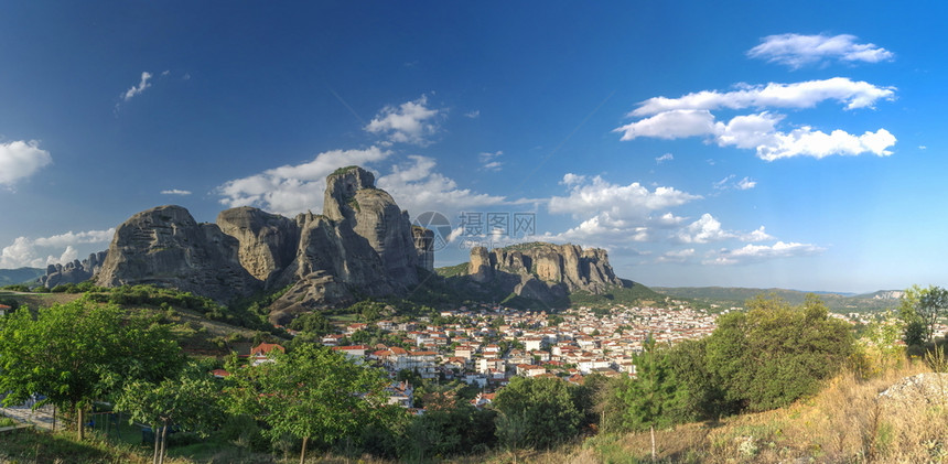 岩石在阳光明媚的夏日希腊迈泰奥拉山脚下的卡兰巴镇全景联合国教科文组织地标图片